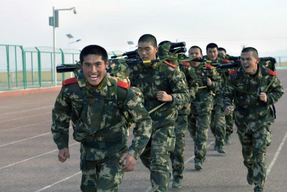 新疆解放军穿武警衣服的探讨，新疆解放军与武警服饰的探讨与解析