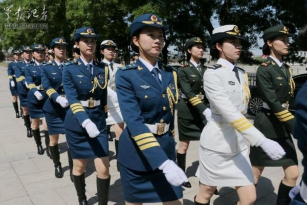 解放军女士兵图片大全，展现巾帼英雄的风采，解放军女士兵风采，巾帼英雄图片大全