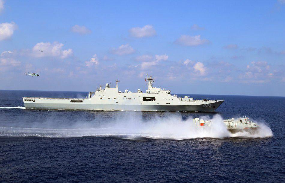 揭秘中国海军新型战舰，071登陆舰的兵力运输能力，揭秘中国海军新型战舰，071登陆舰的强悍兵力运输能力