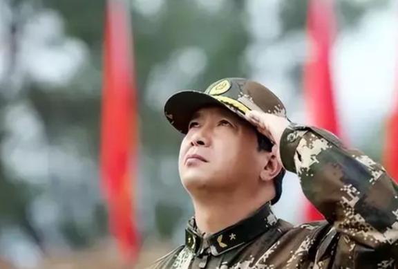 独背将军丁晓兵，军旅生涯与未来的转业之路，独背将军丁晓兵，军旅生涯回顾与转业展望
