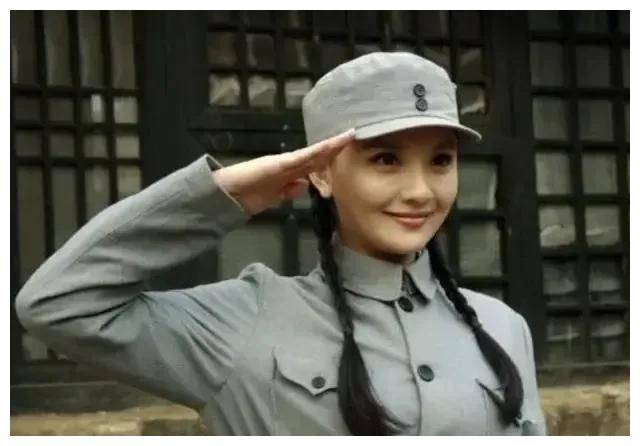 抗战神剧中的女性英雄，手榴弹与荣耀的瞬间，抗战神剧中的女性英雄，手榴弹背后的荣耀瞬间