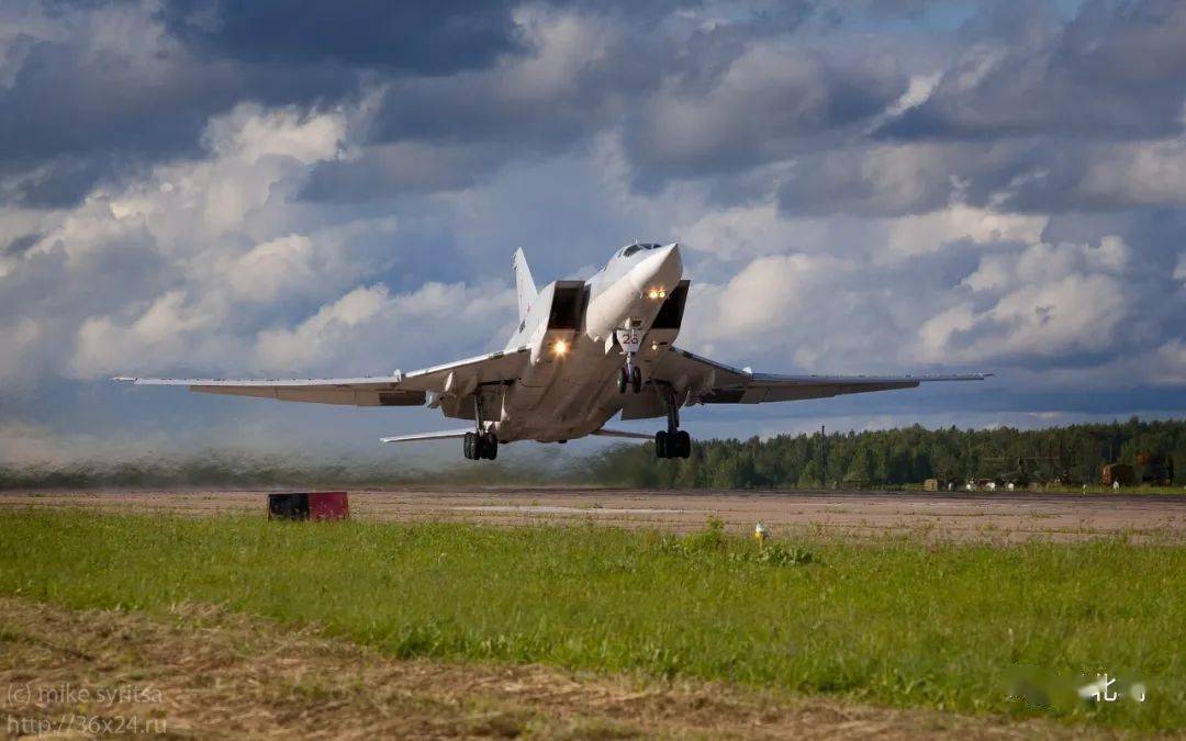 图22M3逆火轰炸机与轰-六比较，冷战遗产与现代军事技术的碰撞，冷战遗产与现代军事技术的碰撞，图22M3逆火轰炸机与轰-六对比观察