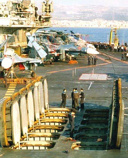 库兹涅佐夫号航母与辽宁舰，两大军事巨头的对比，库兹涅佐夫号航母与辽宁舰，军事巨头对比