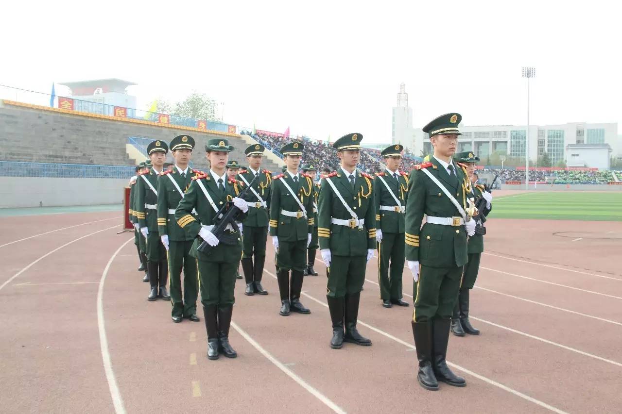 仪仗队两年必须退役吗？——对仪仗队员服役期限的探讨，仪仗队员服役期限探讨，两年退役是必须的吗？