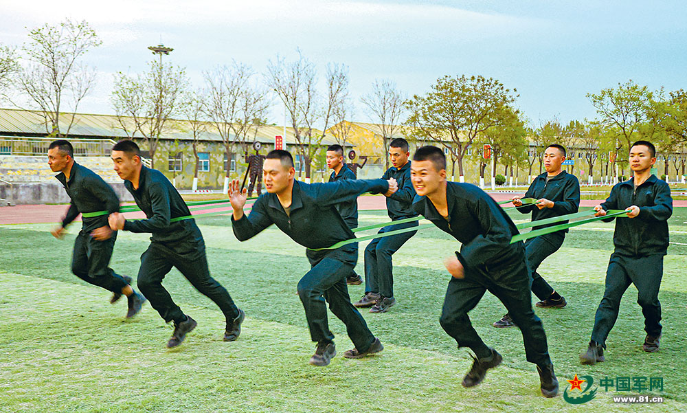 部队强化体能训练新闻稿,部队强化体能训练,全面提升战斗力水平新闻稿