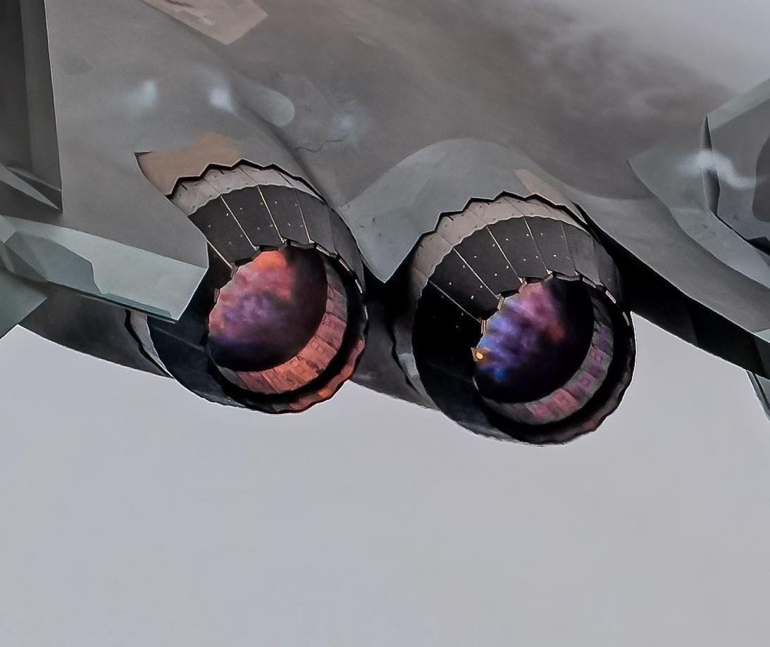 歼20与F-22,究竟谁更胜一筹?,歼20与F-22对决,谁更胜一筹?