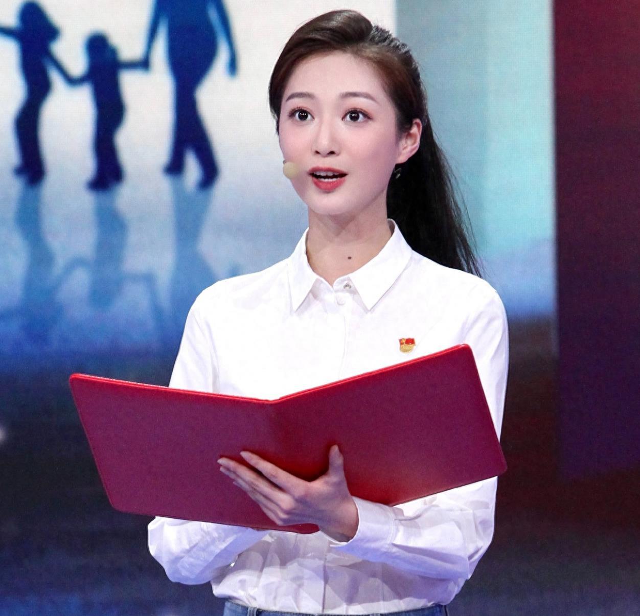 军事频道主持人冯琳,声音与力量的完美结合,冯琳,军事频道的声音与力量之星