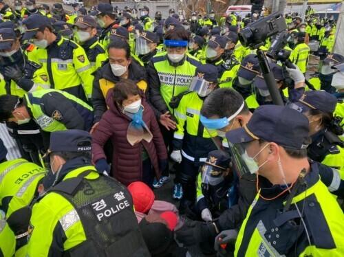 韩国民众抗议推动萨德部署,一场国家安全的抗争与民众的呼声,韩国民众抗议推动萨德部署,国家安全与民众呼声交织的抗争