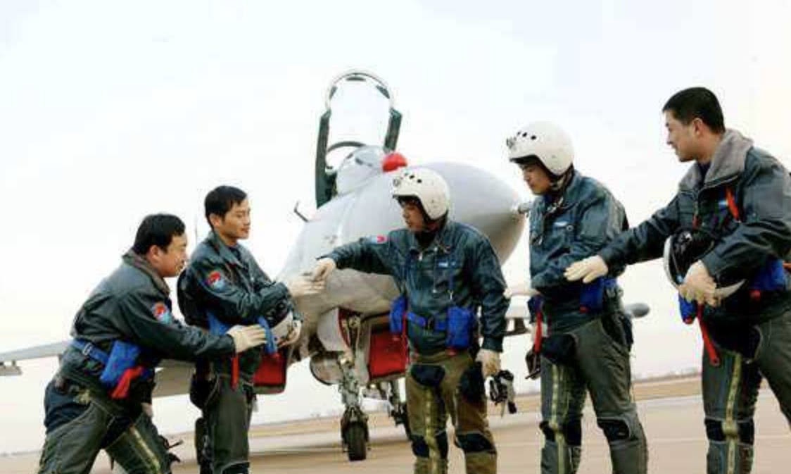 歼16飞行员身高，探索空军精英的身体素质与职责使命，歼16飞行员，空军精英的身体素质与职责使命探索