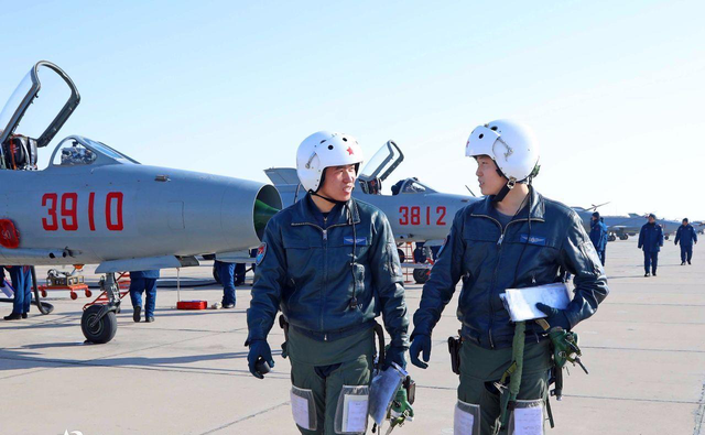 歼16飞行员身高,探索空军精英的身体素质与职责使命,歼16飞行员,空军精英的身体素质与职责使命探索