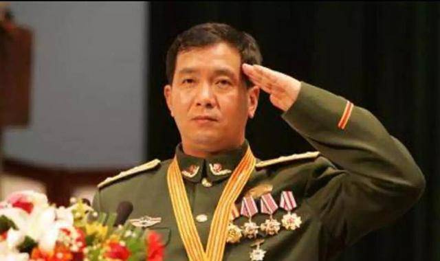 丁晓兵献花烈士，英雄之魂的崇高致敬，丁晓兵向烈士献花，英雄致敬展现崇高之魂