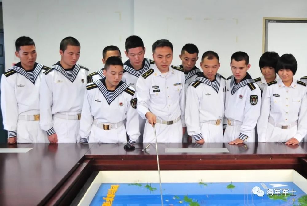 青岛海军士官月工资揭秘，两万元背后的故事，青岛海军士官月工资探秘，两万元背后的故事