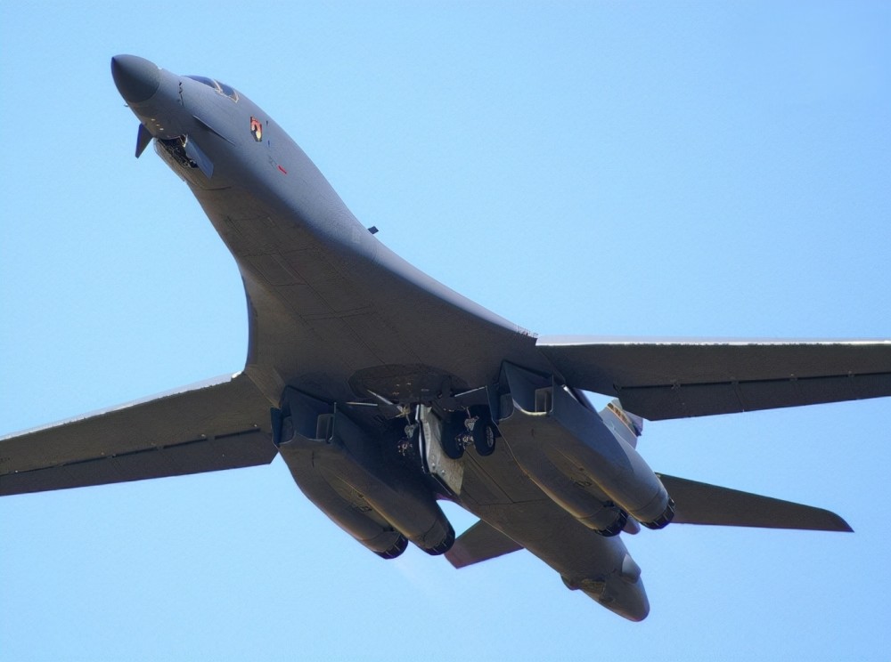 抗议千次不如轰炸机翅膀——行动的力量与实效的价值,行动的力量胜过千次抗议,实效价值的重要性