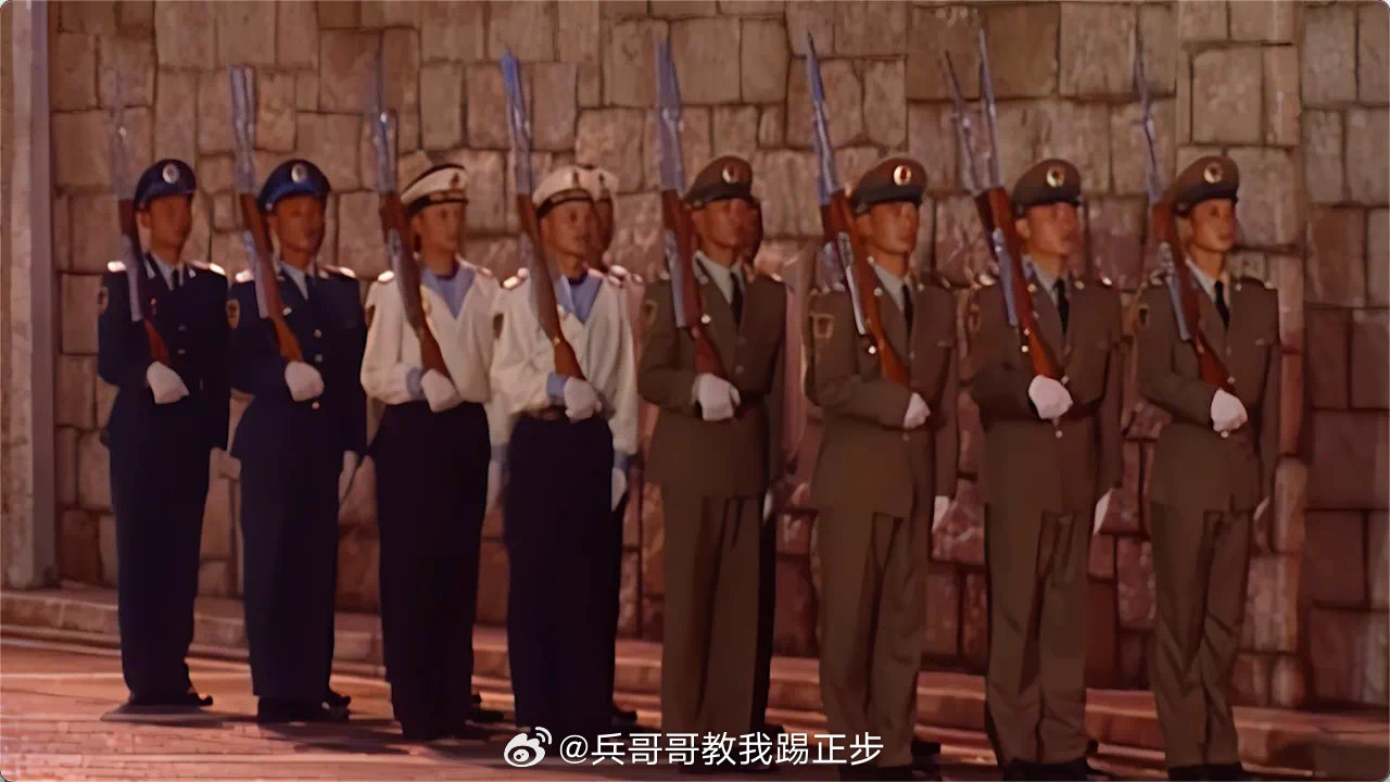 解放军第一次在香港阅兵,展现军威与香港新貌,解放军首次香港阅兵,展示军威与香港发展新貌