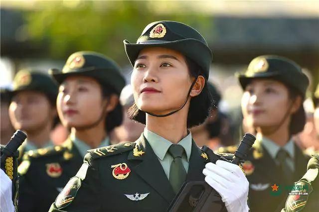 中国女兵最漂亮的照片——吴俊瑶的2019瞬间，中国女兵吴俊瑶的绝美瞬间，2019年照片集锦