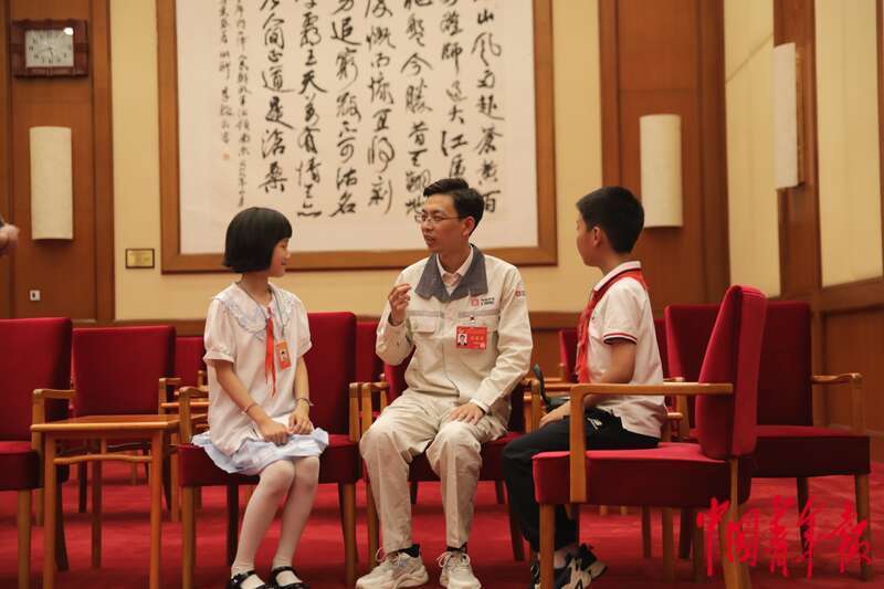 丁晓兵接受中国青年记者采访，铁血军人的忠诚与担当，丁晓兵展现铁血军人的忠诚与担当，接受中国青年记者独家采访