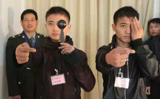 近视眼能否去当兵？解析视力问题对军事生涯的影响，近视眼对军事生涯的影响，解析视力问题能否影响当兵资格？