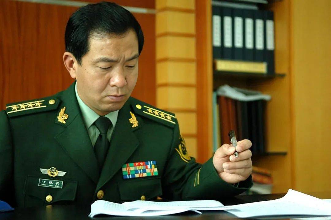独臂英雄丁晓兵，广西总队政委的非凡人生，独臂英雄丁晓兵，广西总队政委的非凡人生之旅