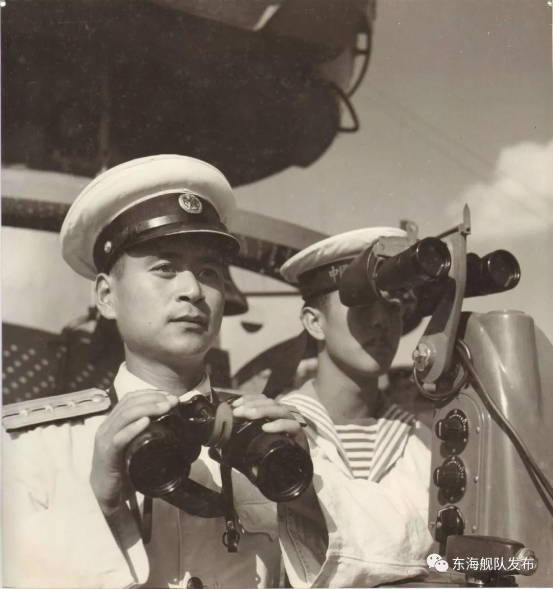 第一任舰长，荣耀与使命的交织，第一任舰长，荣耀与使命的领航者