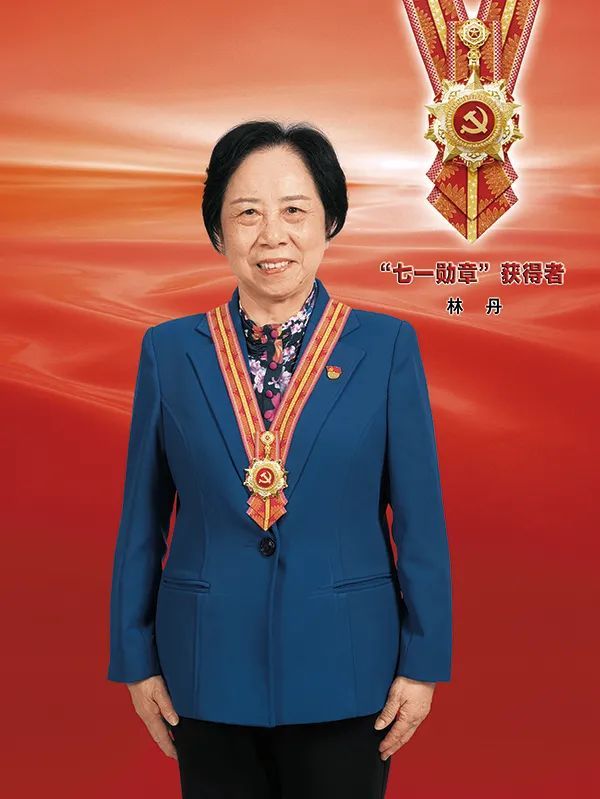 致敬英雄，颂扬功勋——记2022年七一勋章获得者，致敬英雄，颂扬功勋，纪念七一勋章获得者闪耀时刻（2022年）
