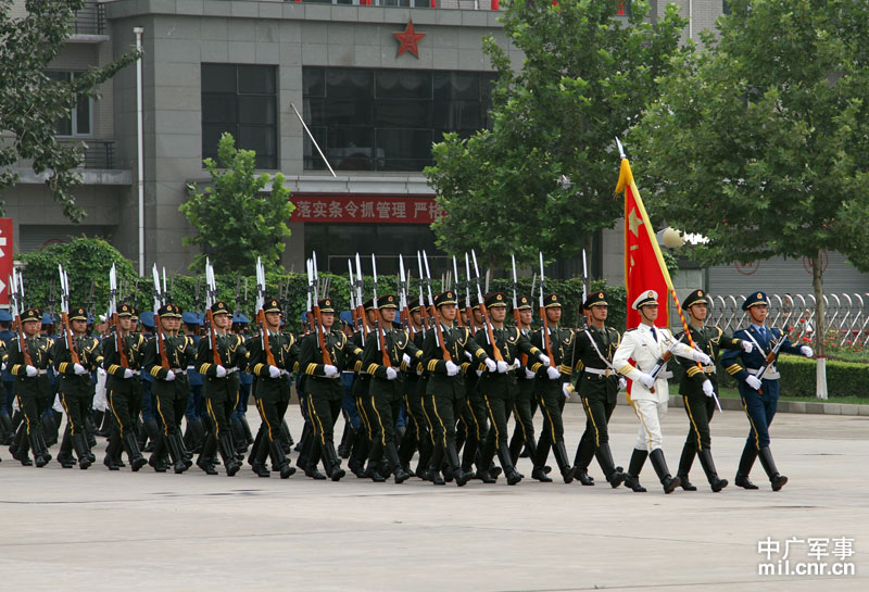 走进阅兵村，三军仪仗队的荣耀与使命，阅兵村内的荣耀与使命，三军仪仗队的辉煌瞬间