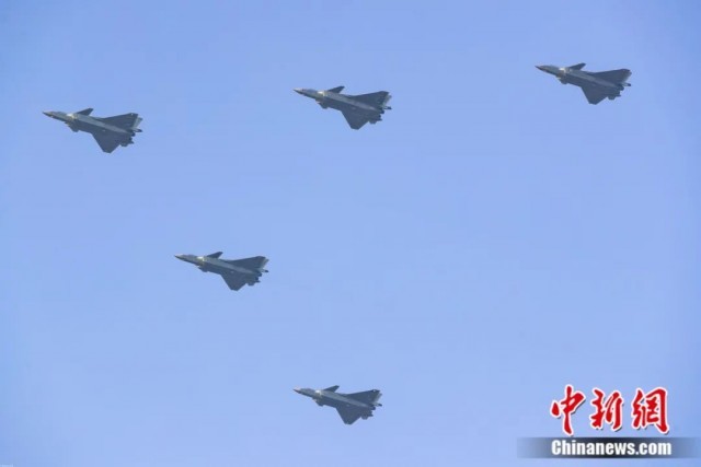 庆祝中国空军建军七十周年阅兵中的歼-20震撼亮相，歼-20震撼亮相庆祝中国空军建军七十周年阅兵