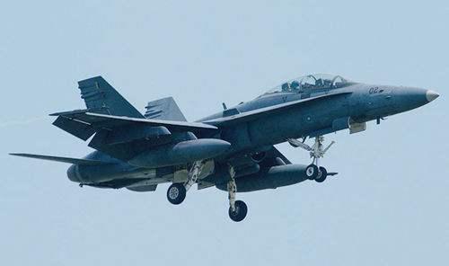 F18是重型战斗机吗？解析其定位与特点，F18战斗机的定位与特点，重型战机的解析