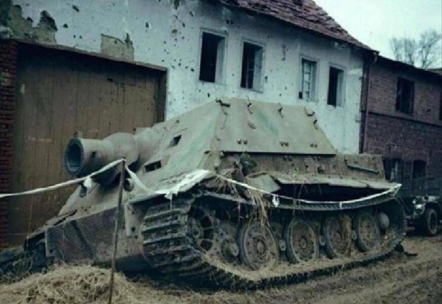 突击虎与虎式，两种重型坦克的传奇故事，虎式与突击虎重型坦克，传奇之战的对比与故事