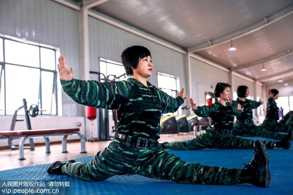 中国女兵，照片背后的训练故事，中国女兵，照片背后的刻苦训练故事