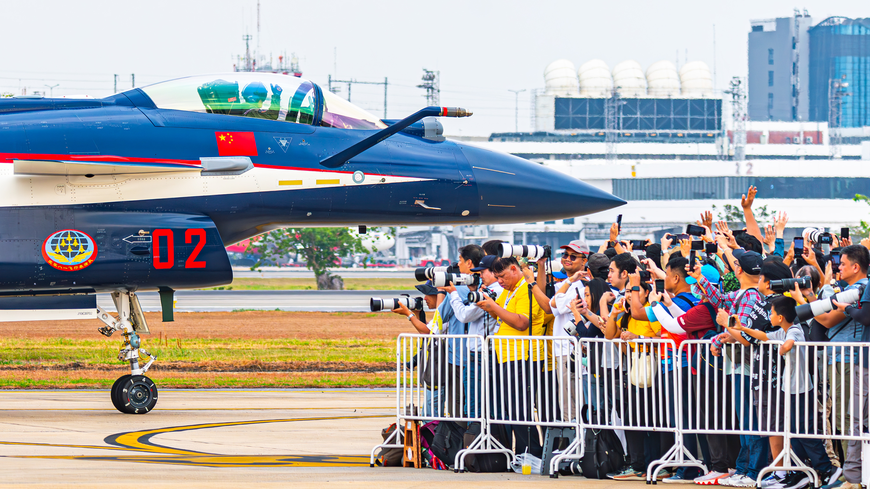 歼-10战斗机表演，空中力量的壮丽展示，歼-10战斗机表演，空中力量的震撼展示