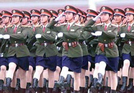 中国女兵穿红衣服阅兵，展现力量与荣耀，中国女兵红装亮相阅兵，力量与荣耀的展现
