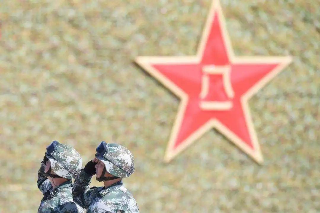 阅兵走在最前面的三人身份揭秘，阅兵式最前三人身份揭秘，引领荣耀时刻的尊贵人物