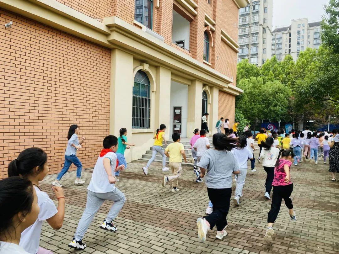 今天为什么要拉响警报，对安全意识的警醒与反思，今日警报拉响，安全意识警醒与反思的重要性