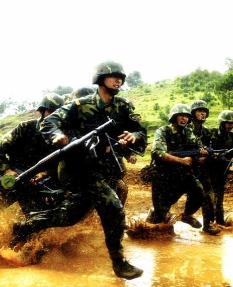 最新解放军生活图片揭示军队现代化与人性化关怀的融合,最新解放军生活图片展现军队现代化与人性化关怀的融合风采