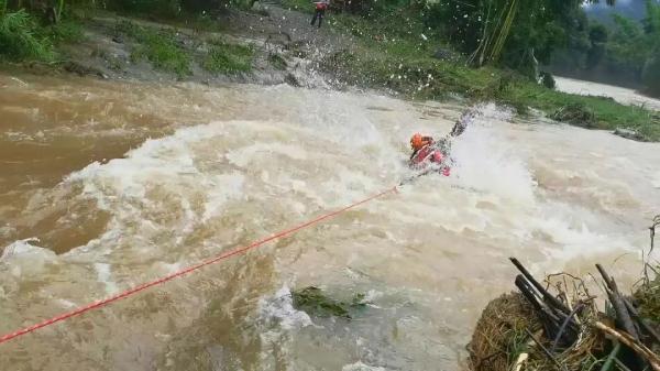 韶关三村遭遇洪水侵袭,国防军事力量筑起抗洪堡垒,韶关三村洪水侵袭,国防力量筑起抗洪堡垒