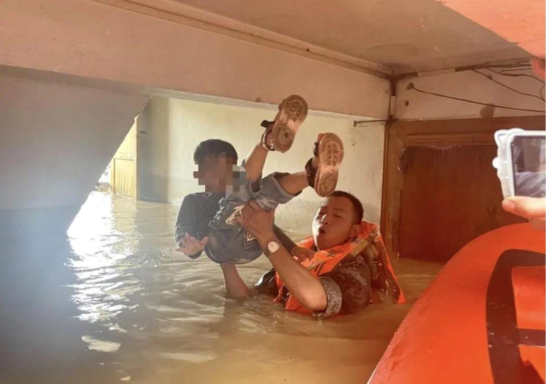 韶关三村遭遇洪水侵袭,国防军事力量筑起抗洪堡垒,韶关三村洪水侵袭,国防力量筑起抗洪堡垒