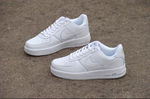 空军一号纯白实体店价格解析与购买指南,空军一号纯白款实体店价格指南及购买建议