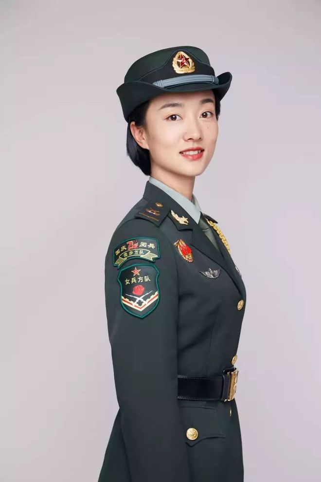 中国女兵，图片与服装的交织展现，中国女兵，图片中的服装风采展示