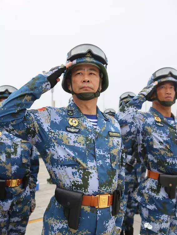 19年阅兵海军方队领队，英勇领航，彰显海洋强国力量，海洋强国力量展现，19年阅兵海军方队领队的英勇领航