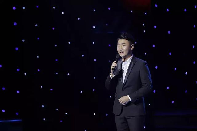 主持人任子明的魅力与风采,主持人任子明的魅力与风采展现,独特的舞台风范与气质展现