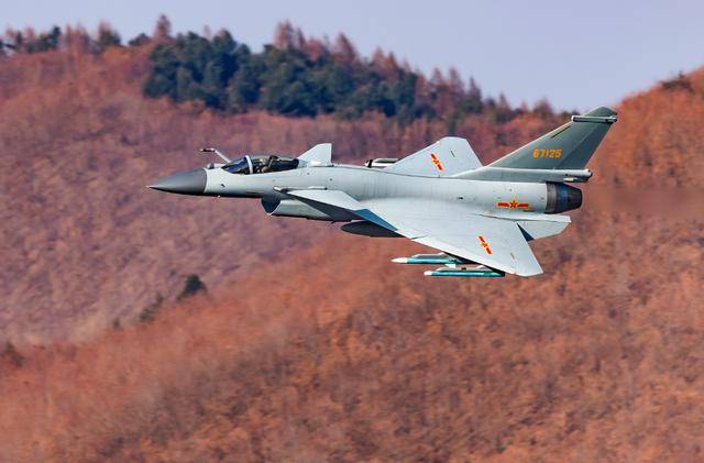 歼10战斗机木制模型视频,探索军事模型的艺术与工艺,歼10战斗机木制模型的探索,军事模型的艺术与工艺展示视频