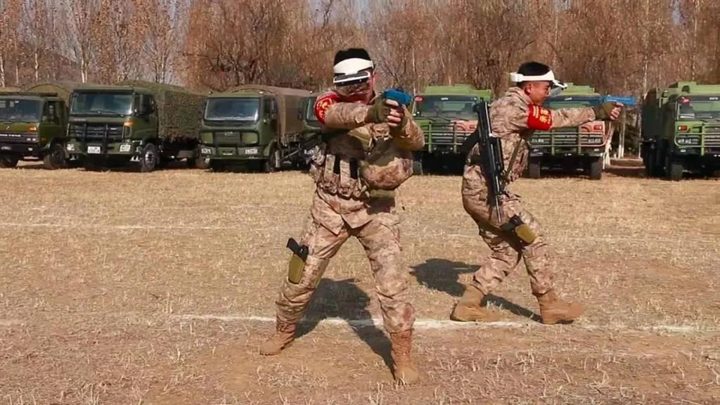 星空迷彩服与靴子的完美结合，时尚与功能的双重演绎，星空迷彩服与靴子的时尚功能双重演绎，完美融合与双重演绎