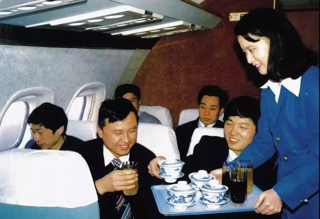 中国空军成立时间图片，回顾历史，展望未来，中国空军历程回顾，成立时刻图片揭秘，展望未来翱翔天际