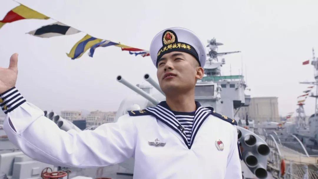 中国海军节青岛阅民，军民融合深度发展的生动写照，中国海军节青岛阅军，军民融合深度发展的生动展现