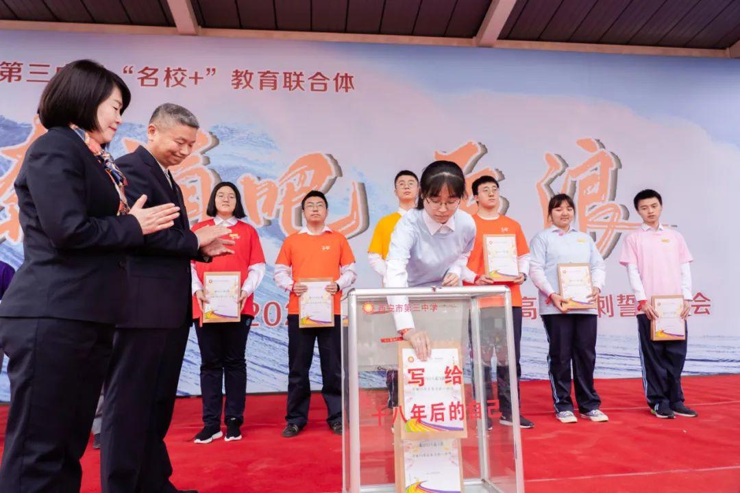至18岁女孩的一封信，成长、爱与未来的寄语，致成长中的18岁女孩，爱、成长与未来的寄语