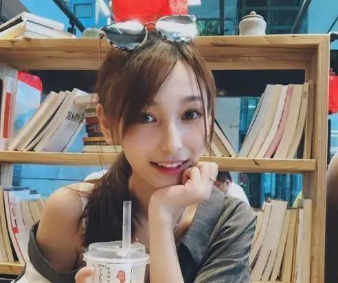 军事频道主持人叶知秋，简历与职业生涯概述，军事频道主持人叶知秋，简历与职业生涯概览