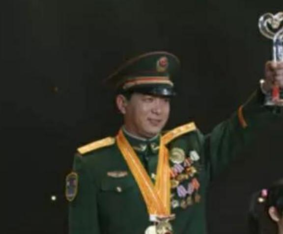 丁晓兵是否堕落，深度解读与反思，丁晓兵是否堕落，深度解读与反思其背后的故事