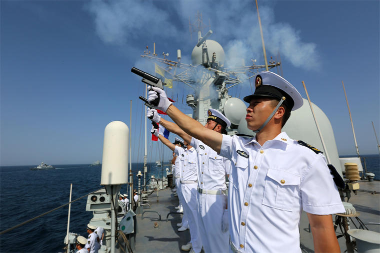 庆祝中国人民海军建军节，图片中的辉煌历程与荣耀时刻，庆祝海军建军节，辉煌历程与荣耀时刻回顾