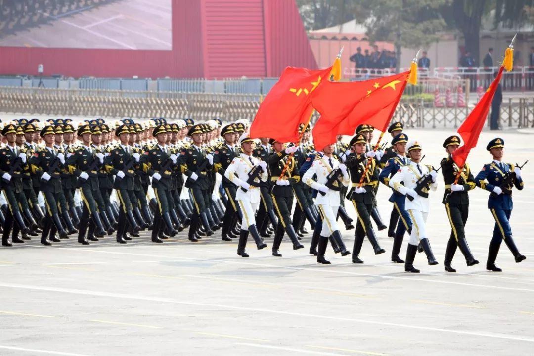 红旗飘扬，盛世辉煌——记2019国庆大阅兵中的红旗十六，红旗十六闪耀国庆大阅兵——盛世辉煌中的壮丽篇章