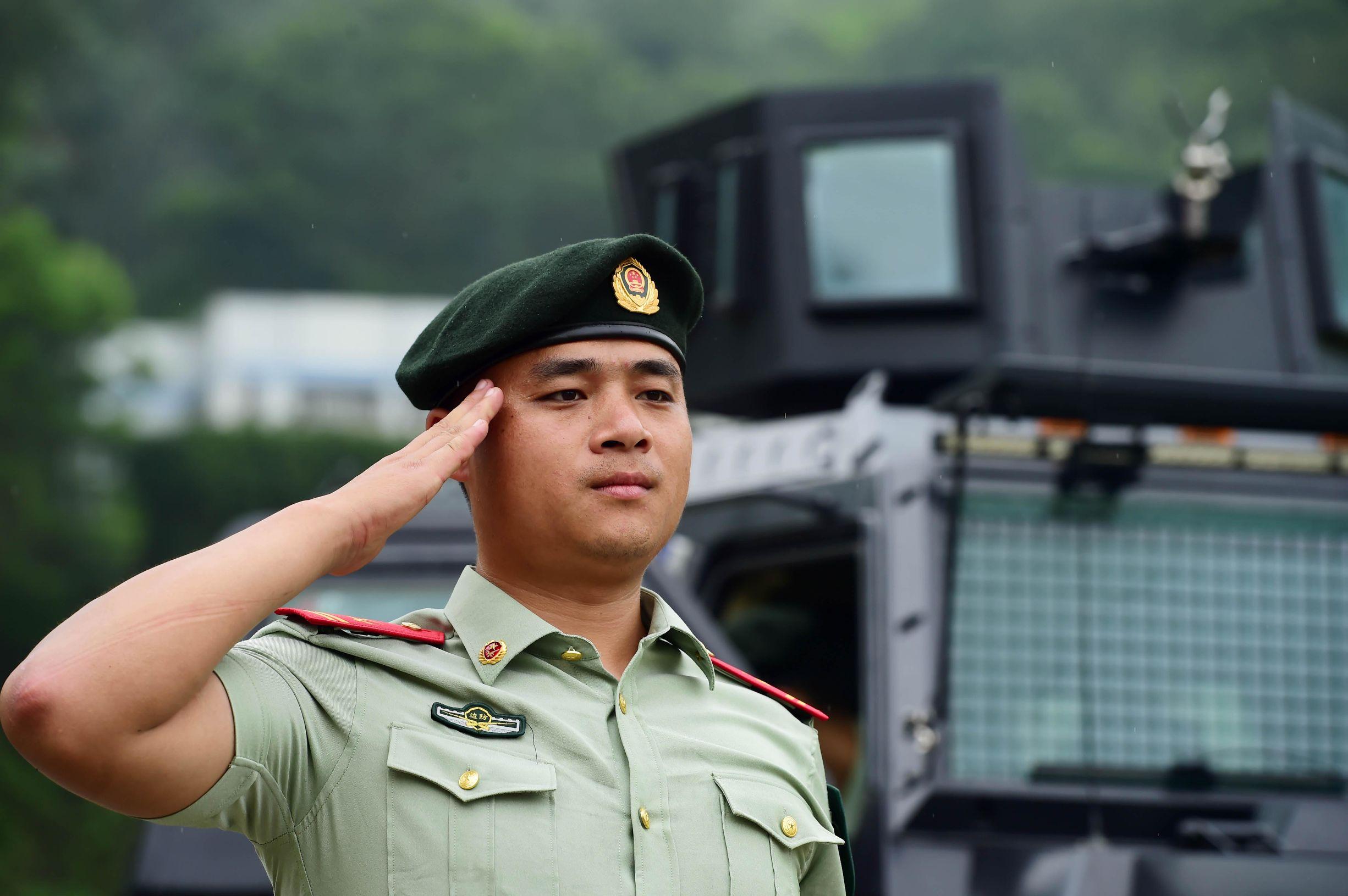 陆军常服与武警常服的区别，陆军常服与武警常服差异解析